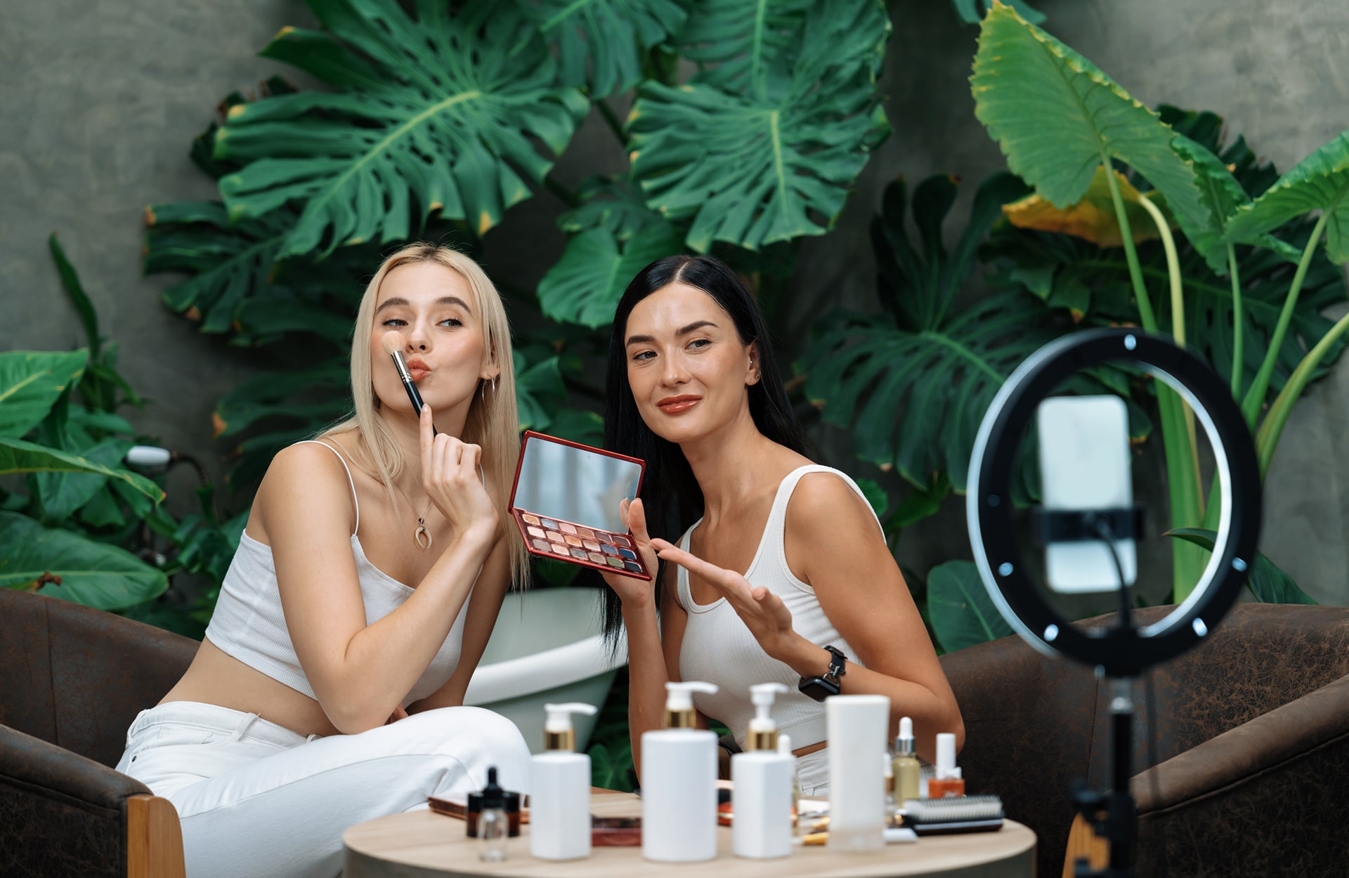 Zespół Brand Beauty prezentujący kosmetyki